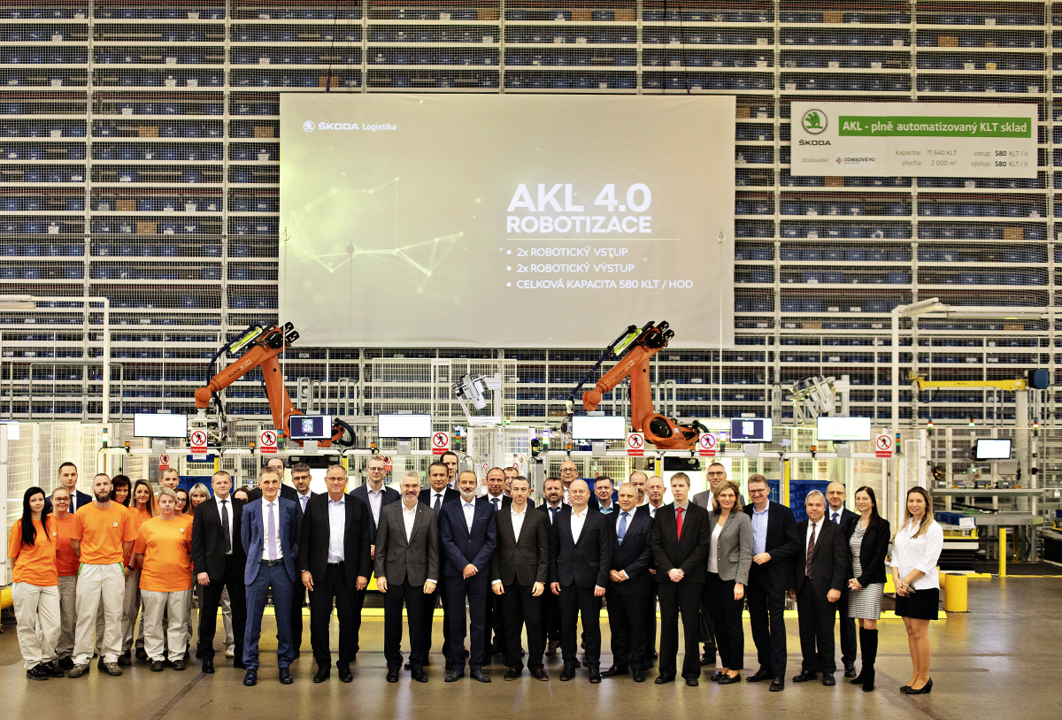 Michael Oeljeklaus, člen představenstva společnosti ŠKODA AUTO za oblast výroby a logistiky, otevřel nový automatický sklad menších dílů (AKL) spolu s Jiřím Cee, vedoucím logistiky značky, a Milošem K