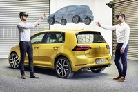 Florian Uhde (vlevo) a Christopher Krey (vpravo) z laboratoře pro virtuální konstrukci v oddělení IT koncernu Volkswagen si prohlížejí konstrukci podvozku aktuálního modelu Golf .