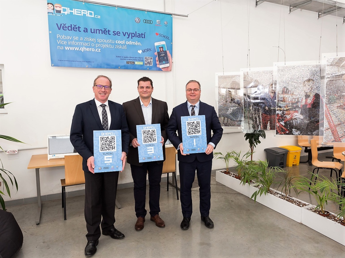 Mag. Franz Pommer, jednatel Porsche ČR, Ing. Milan Chylík, ředitel ISŠA Brno, Ing. Vratislav Strašil, jednatel Porsche ČR, se symbolickými QR kódy vzdělávacího projektu QHERO