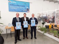 Mag. Franz Pommer, jednatel Porsche ČR, Ing. Milan Chylík, ředitel ISŠA Brno, Ing. Vratislav Strašil, jednatel Porsche ČR, se symbolickými QR kódy vzdělávacího projektu QHERO